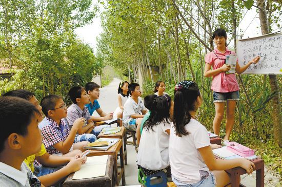 连云港连云一街道组织回乡大学生辅导孩子学习