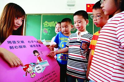 江苏深入推进未成年人礼仪教育 多校开学讲“礼”