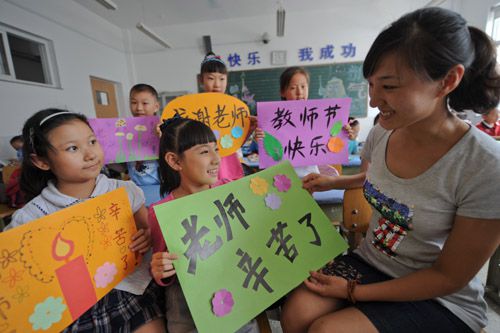 全国各地各部门举行多种活动庆祝第30个教师节
