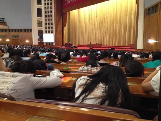 92岁院士站着做报告 大批学生趴着睡觉 （图）