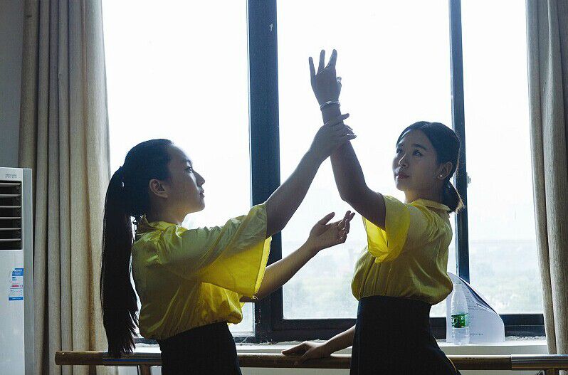 武汉高校淑女班“别样”军训：穿高跟鞋学剪纸
