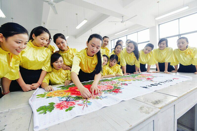 武汉高校淑女班“别样”军训：穿高跟鞋学剪纸