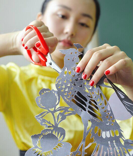 武汉高校淑女班“别样”军训：穿高跟鞋学剪纸