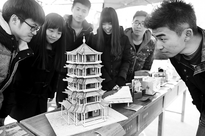湖北大学生用废弃物造出“掌上黄鹤楼”