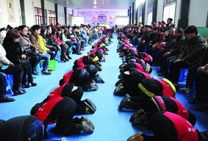 上海一民办学校办孝敬节800多学生集体跪拜父母