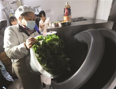 南京学校食堂推广机器人大厨 被赞好吃不贵(图)