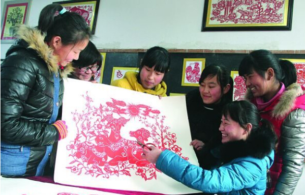 东海 剪纸等非遗项目入编校本教材