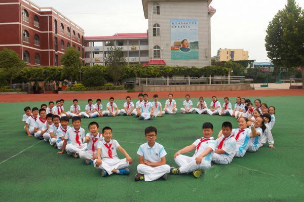 连云港一小学拍摄个性毕业照 绽放最美童年