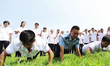 连云港：新生军训迎开学