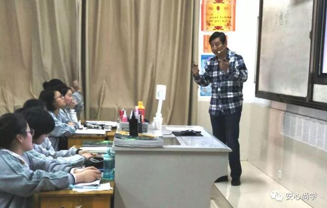 灌南高级中学重视写字教学，邀请卓仁老师讲学
