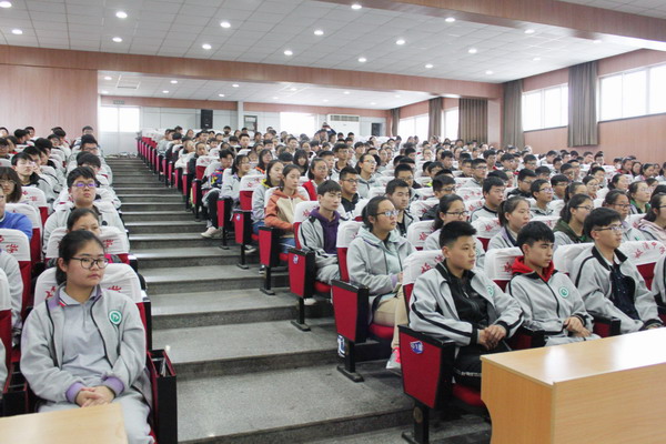 南京大学何成洲教授莅临板浦高中开设学术讲座