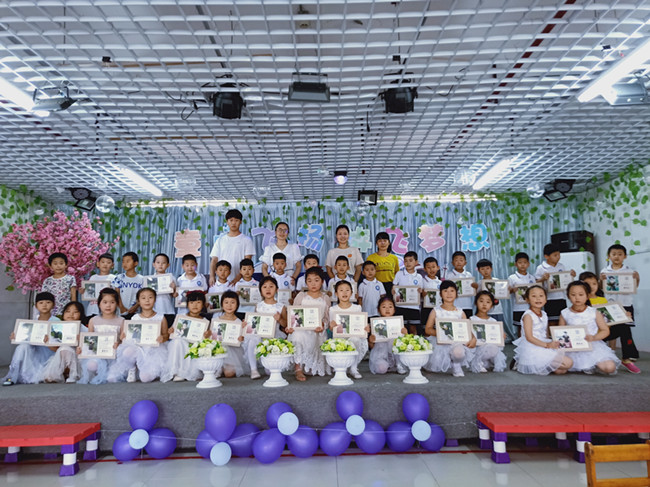板桥中心幼儿园举办“童心飞扬，放飞梦想”毕业典礼
