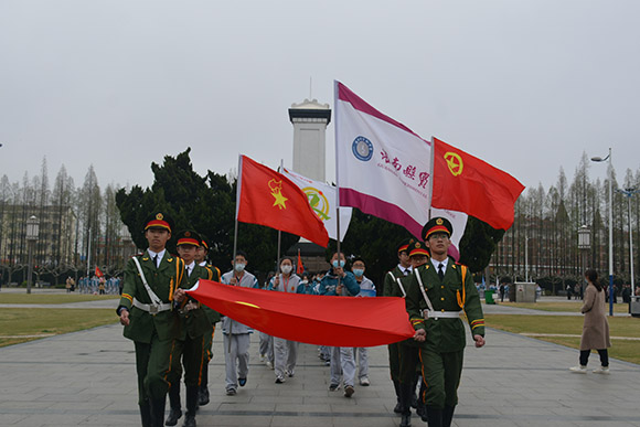 传承红色基因 缅怀革命先烈——灌南县实验中学举行“清明祭英烈”扫墓活动