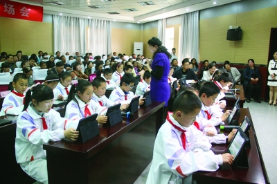 连云港推数字化教学 学生自主学习老师成配角