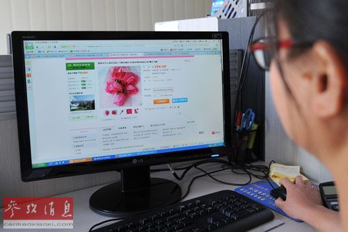 资料图片：2月11日，云南锦苑花卉产业股份有限公司工作人员在电脑上查看该公司鲜花的网购情况。新华社记者蔺以光摄