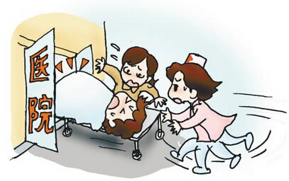 连云港一孕妇轿车内羊水破裂 警车开道送医(图)