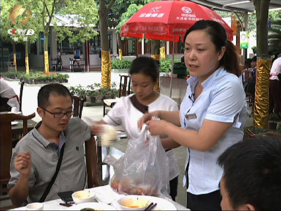 央视曝中国式婚宴奢靡成风：办一场要倒掉600斤剩菜