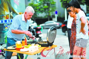 老外常州摆摊卖早点 网友：相信没地沟油(图)