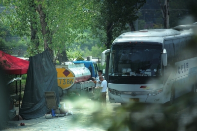 北京十三陵景区边黑油站低价售油 价格过低可能掺假