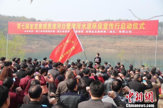 湖北数名官员舀河水直饮 呼吁护水爱水(图)