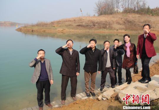 湖北环境监察总队长荆门副市长直饮漳河水