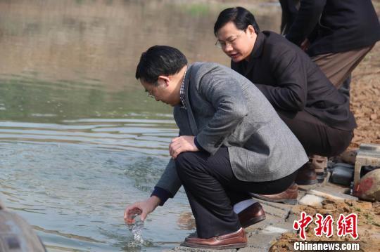 湖北数名官员舀河水直饮 呼吁护水爱水(图)
