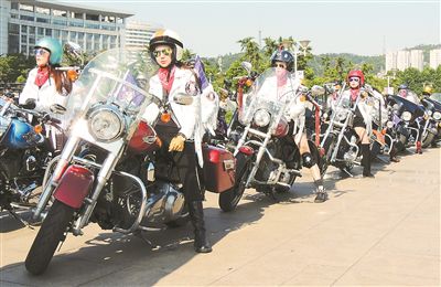 17日，连云港第四届国际摩托车文化旅游节开幕。此次摩托车文化节将举办重机海边骑行、机车宝贝选拔大赛、最佳车队评比等活动。图为摩托车手准备出发骑行。