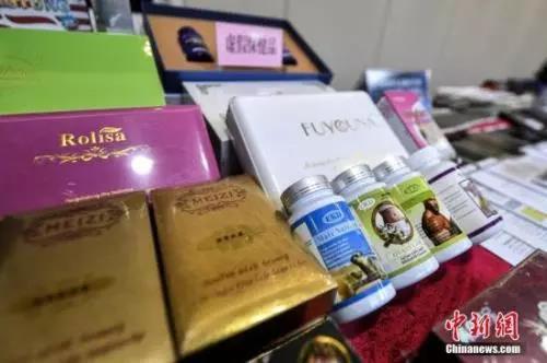 资料图:广东省公安厅内展示的涉案虚假保健品。中新社记者 陈骥旻 摄