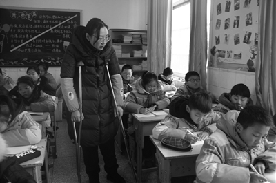 江苏东海一教师左膝盖骨损伤 却坚持拄拐上课