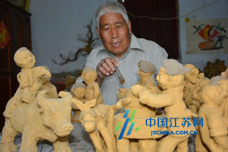 东海双店镇乡村文化“大红人”高传胜不作漫画玩泥巴