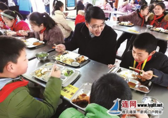 连云港落实陪餐制度 每天都有校长园长陪孩子用餐
