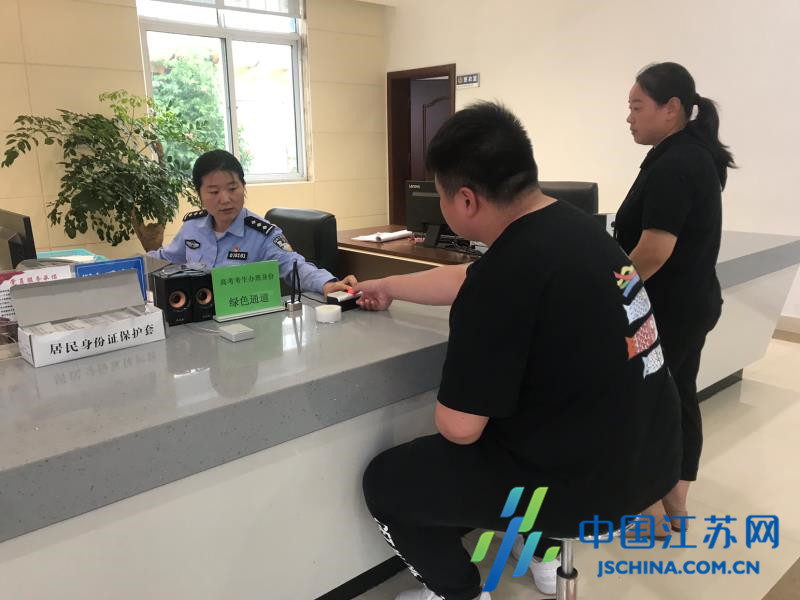 灌云县局伊山派出所户政服务中心全力服务中考考生