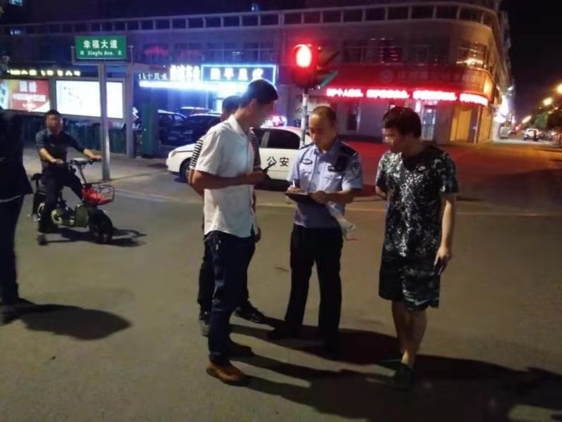 灌云县公安局交警大队事故处理中队工作纪实：服务为民，一直在路上