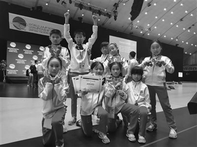 花式跳绳演绎“中国韵律” 9名南京娃征服世界杯