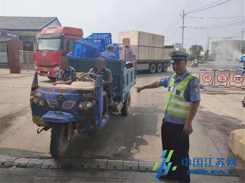 无牌无证+超载上路“裸奔” 东海交警查获毫不留情