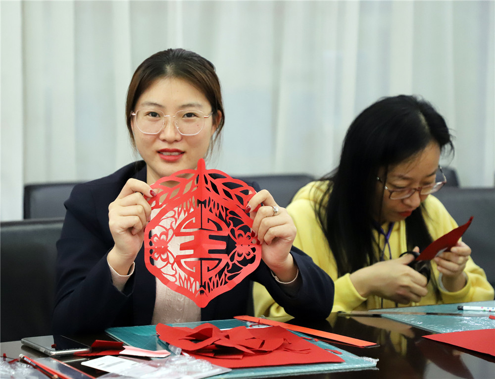 灌南移动组织员工开展以“爱在重阳”为主题剪纸活动