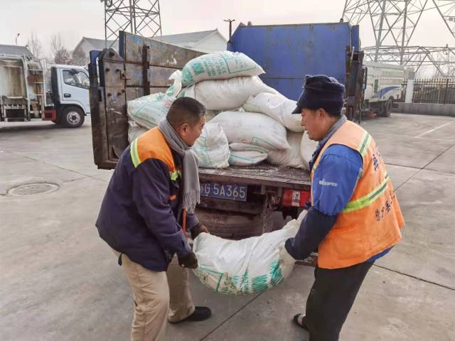 50吨融雪剂 连云港城区近2000名环卫工人迎战冰雪