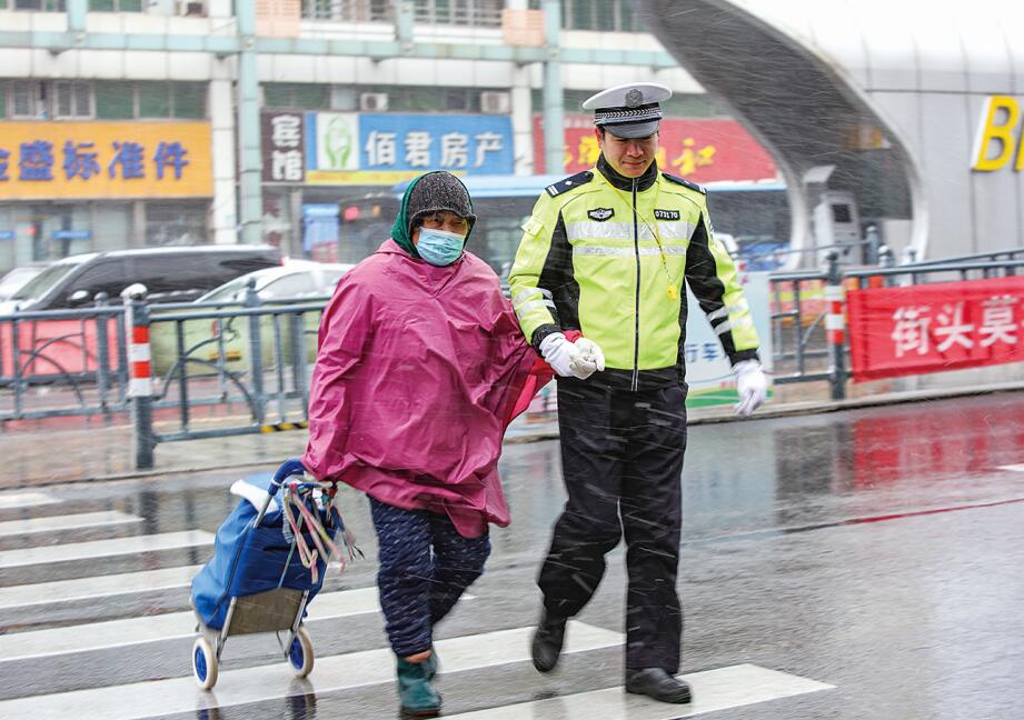 连云港交警部门启动恶劣天气管控 高速公路实行交通管制