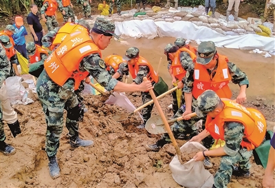 武警官兵在仪征长江支流胥浦河堤坝参与抢险