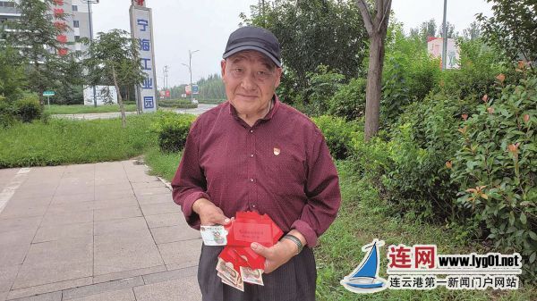 温暖！连云港这位75岁老人公交车上给司机派发红包