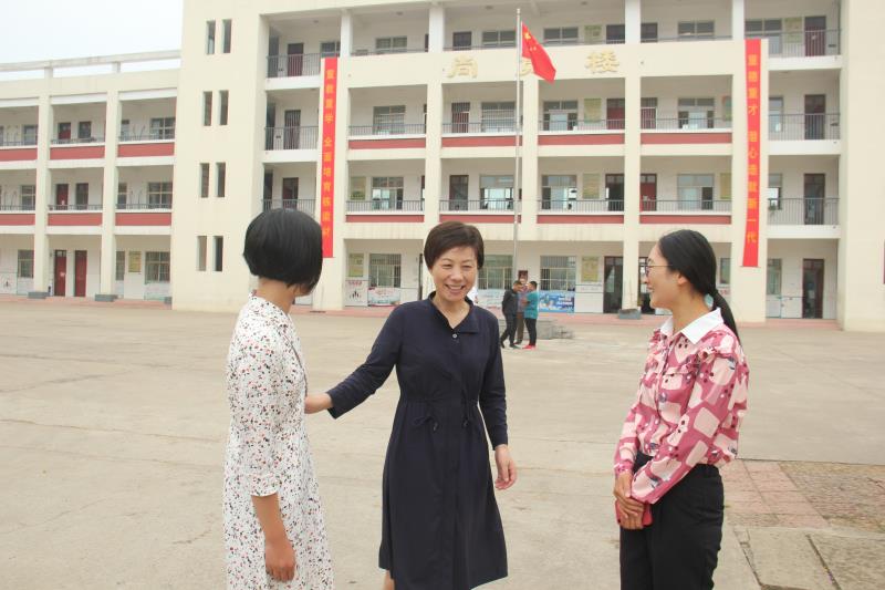 东海县委常委、宣传部长朱崇慧慰问山乡教师