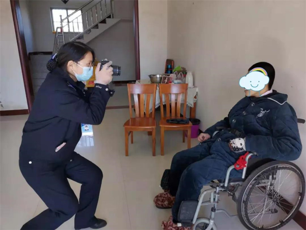 灌云县公安局：为民服务不缺位，上门办证解民忧