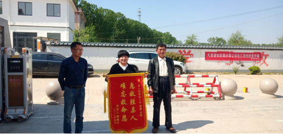 赣榆塔山小学：雨中暖心救助，党员教师获赠锦旗