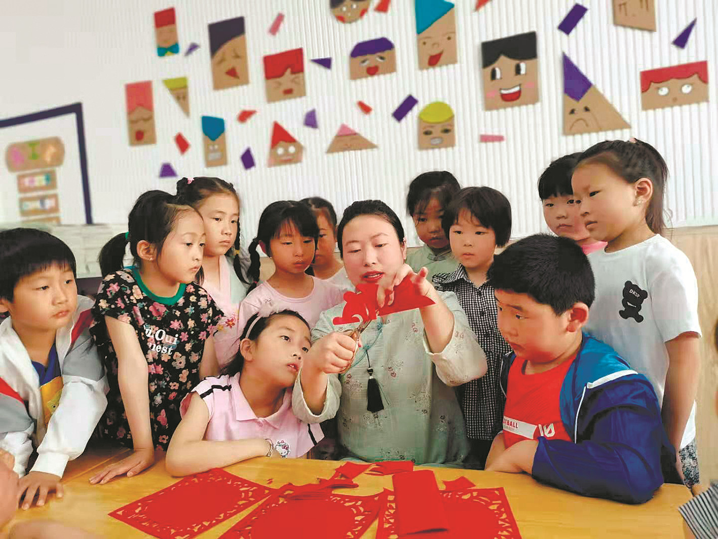 江苏省连云港：传承经典 非遗剪纸进幼儿园
