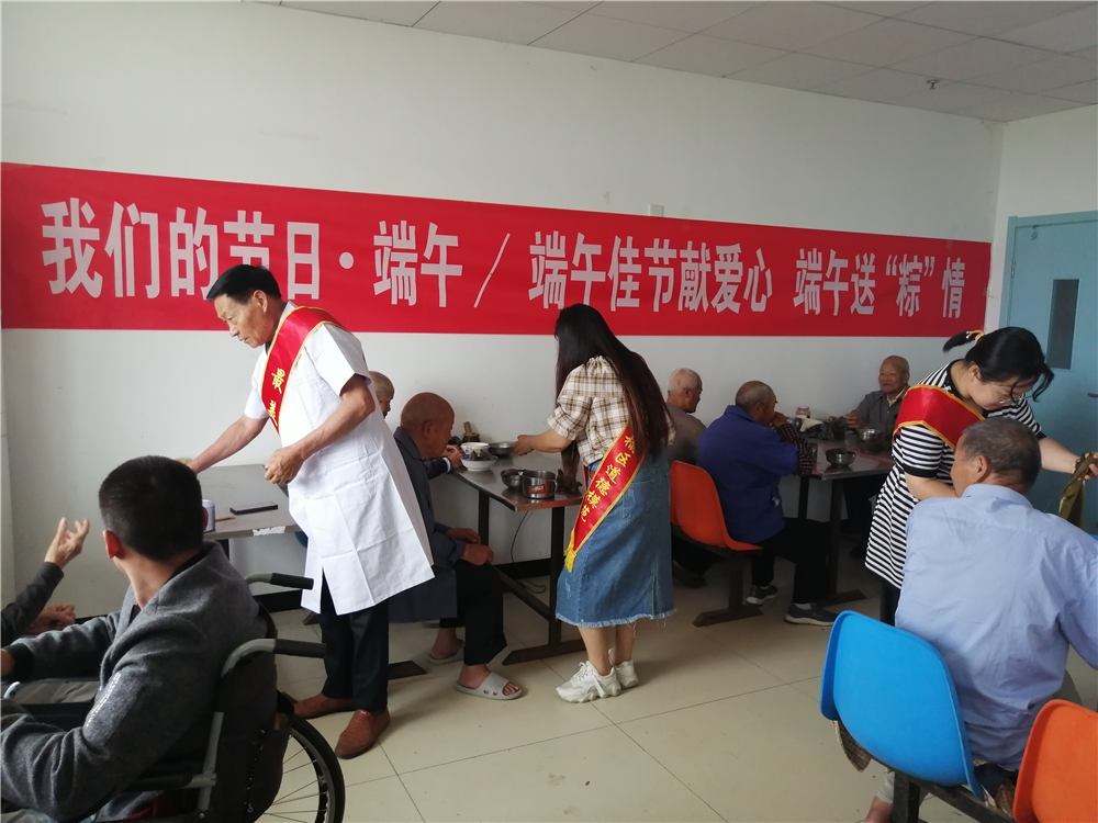 连云港市赣榆区厉庄镇：送粽子、暖民心、办实事