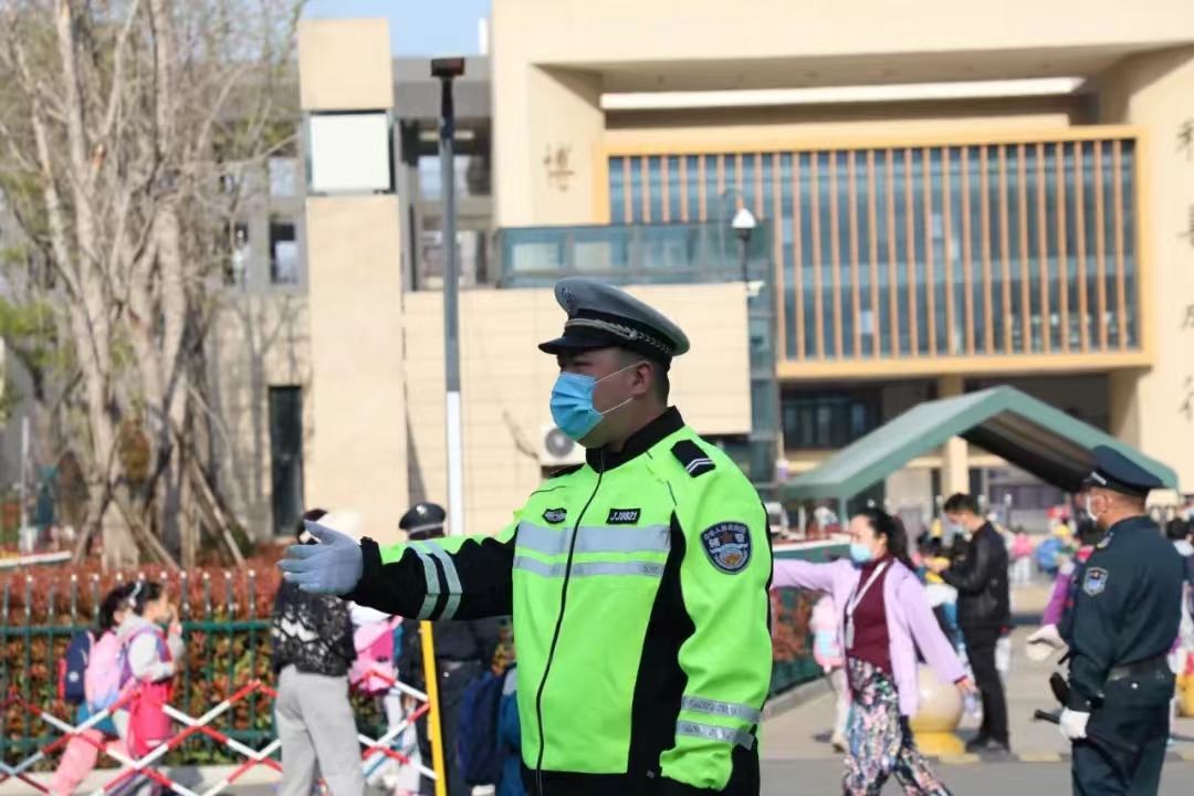 交警护学岗“复工” 为学生安全撑起“保护伞”