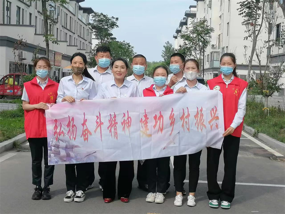 连云港市金控担保公司党支部为房山社区送关爱
