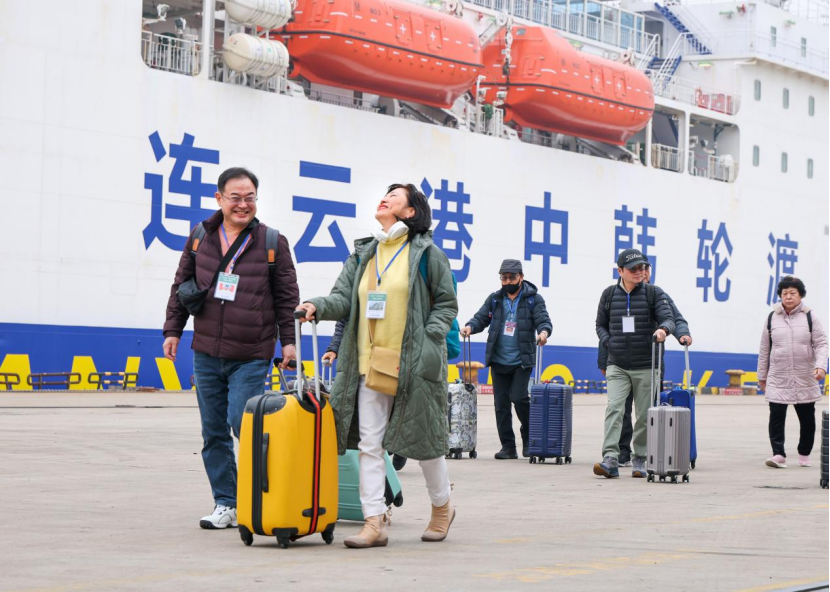 连云港口岸迎来新春首批外国旅客