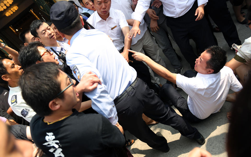 上海业主房展维权 与安保人员冲突