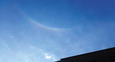 北京空中现"上帝之眼":阳光折射形成倒挂彩虹